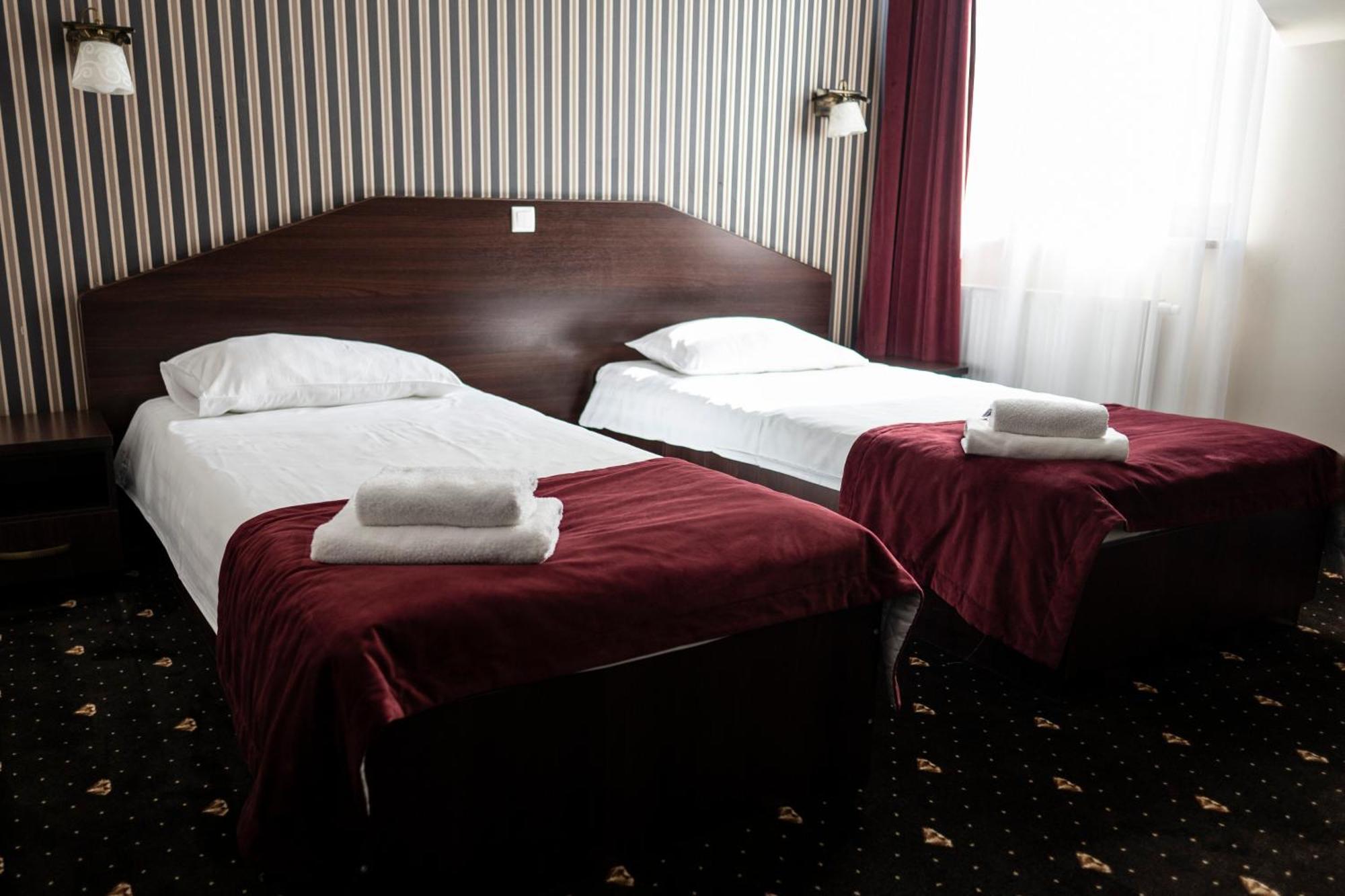 Hotel Podzamcze Ґура-Кальвар'я Екстер'єр фото
