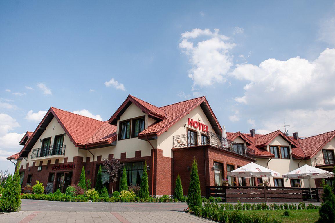 Hotel Podzamcze Ґура-Кальвар'я Екстер'єр фото